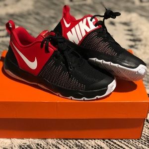 BRAND NEW NIKE in box : B-ball (Boy 5/Women 6.5)